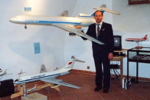 Stefan Kaiser mit Exponaten der Ausstellung im Heimatmuseum Küssaberg